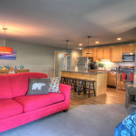 The Suites & Next Door Studio - 3 Room Condo, Sleeps 10, Bus Route